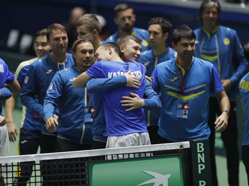 Copa Davis 2018: Kazajistán y Estados Unidos clasificaron a cuartos de final 4 El equipo de Kazajistán se abraza tras pasar a cuartos de final