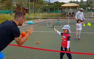 Leandro Serrano entrenando a los más pequeños en la academia TGA