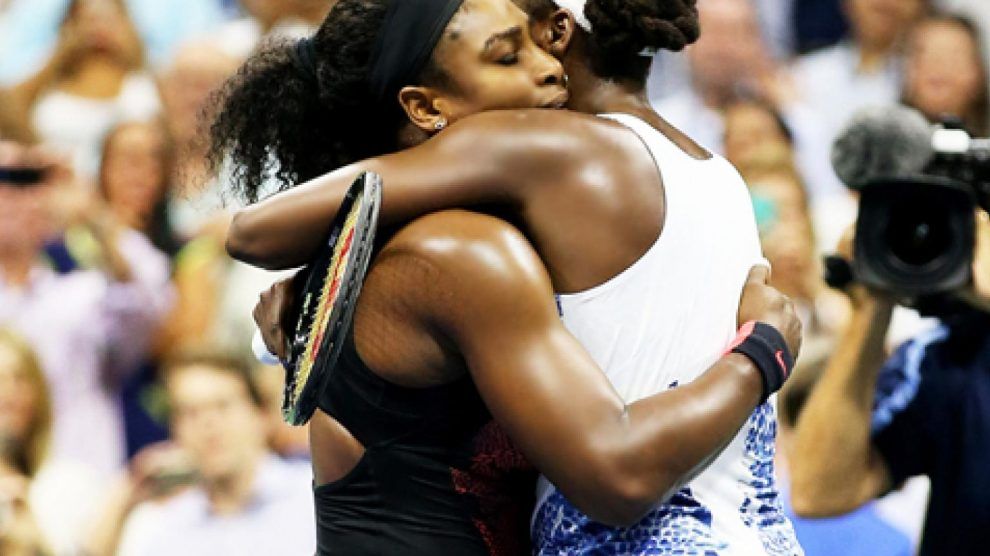 Serena y Venus Williams se abrazan tras un partido del US Open