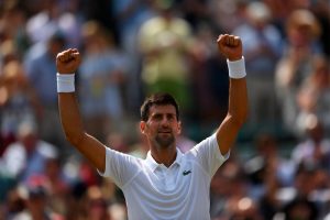 Djokovic celebra la victoria en su debut en Wimbledon