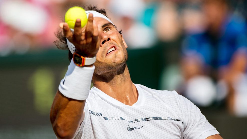Rafa Nadal realiza un servicio en Wimbledon