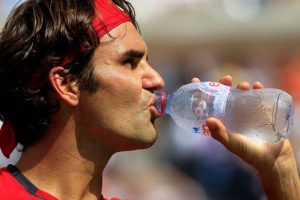 Federer beber agua