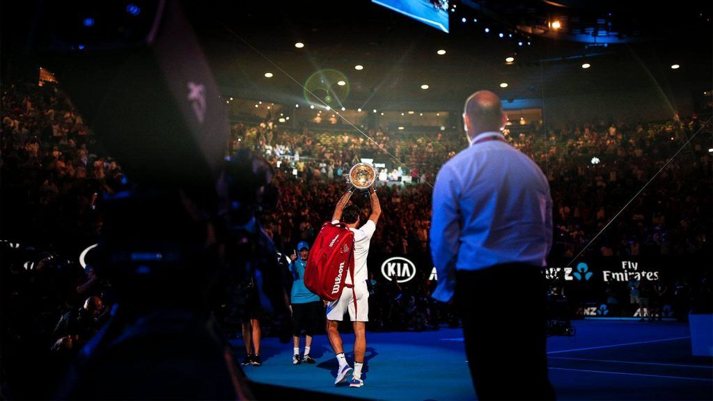 Roger Federer con el título del Open Australia 2018