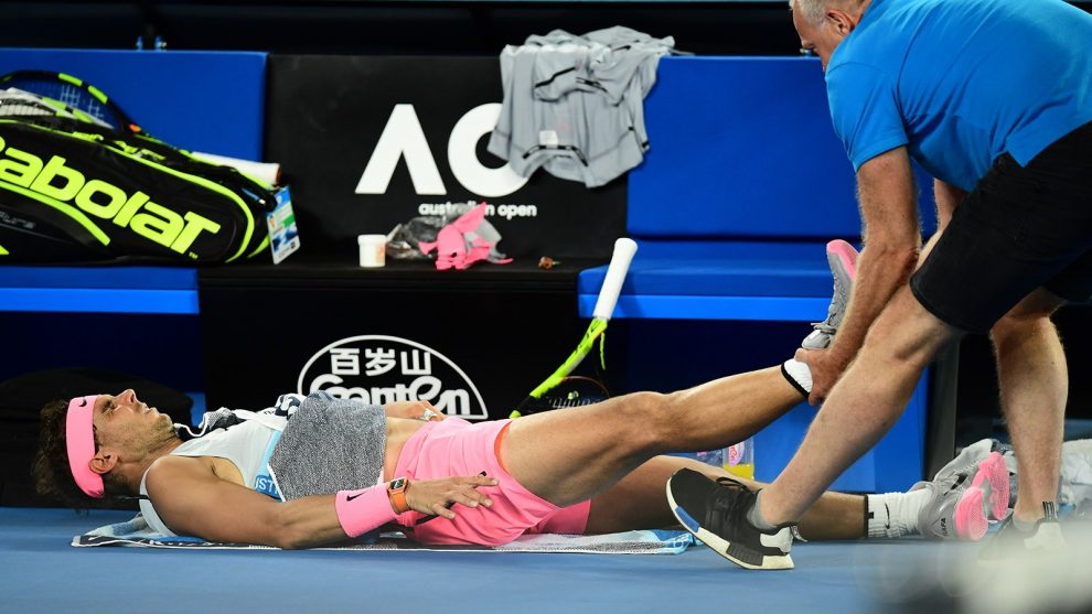 Rafa Nadal tratado por el fisio Open de Australia 2018