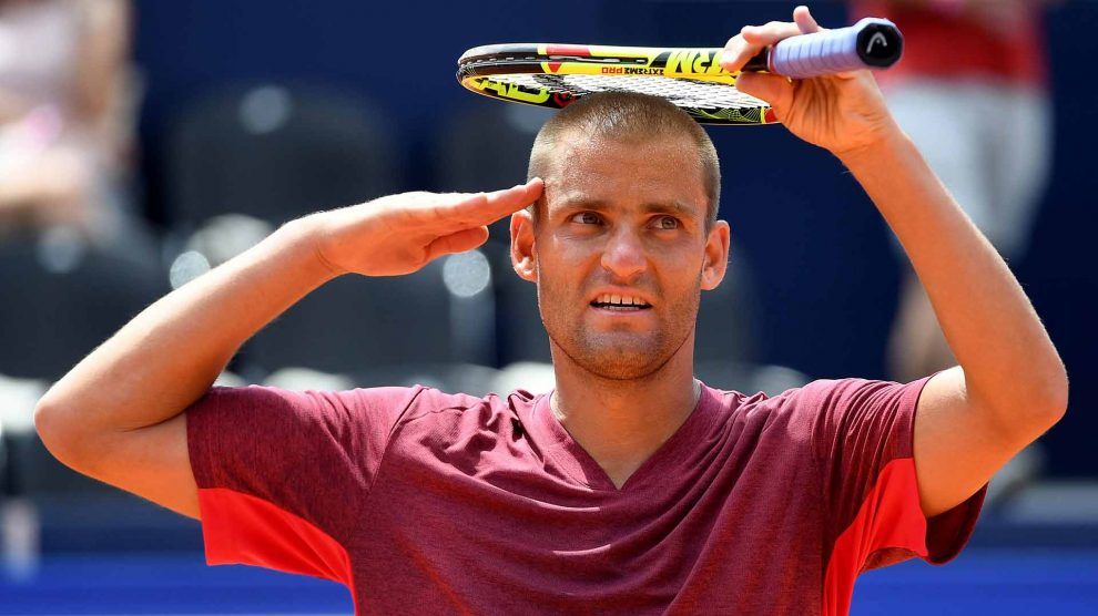 Youzhny hace el saludo típico tras ganar