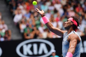 Rafa Nadal sirve Open de Australia 2018