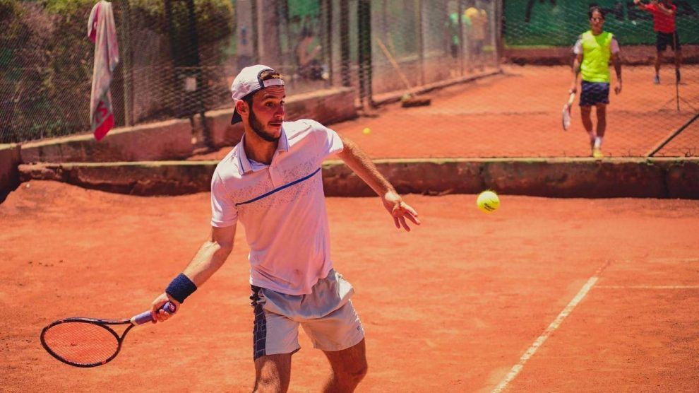 Santiago Besada golpea una derecha