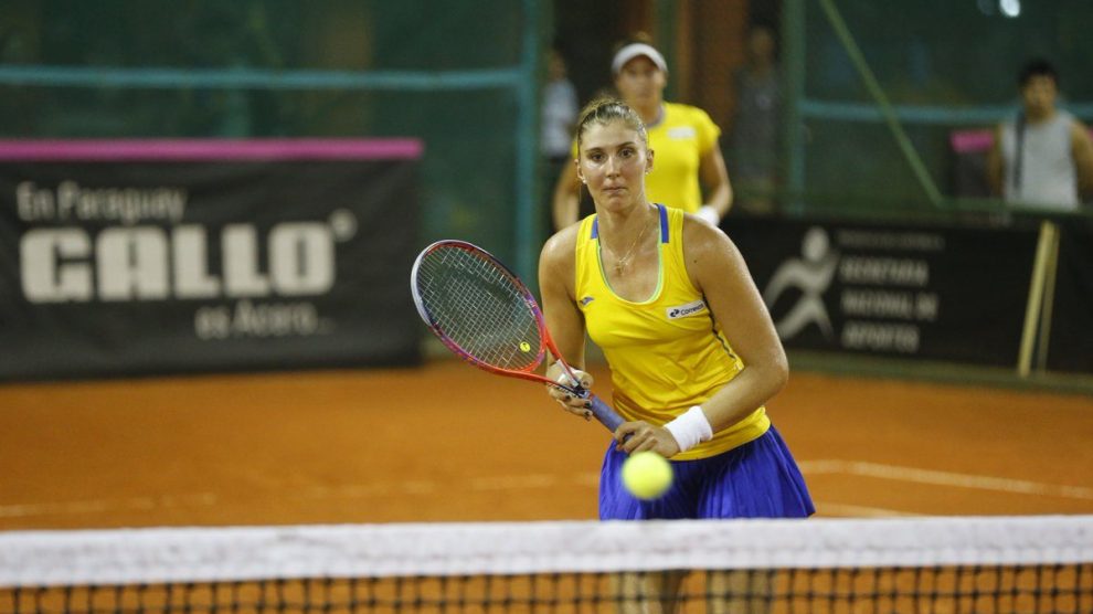 Haddad Maia y Stefani jugando el dobles de la Fed Cup contra Argentina