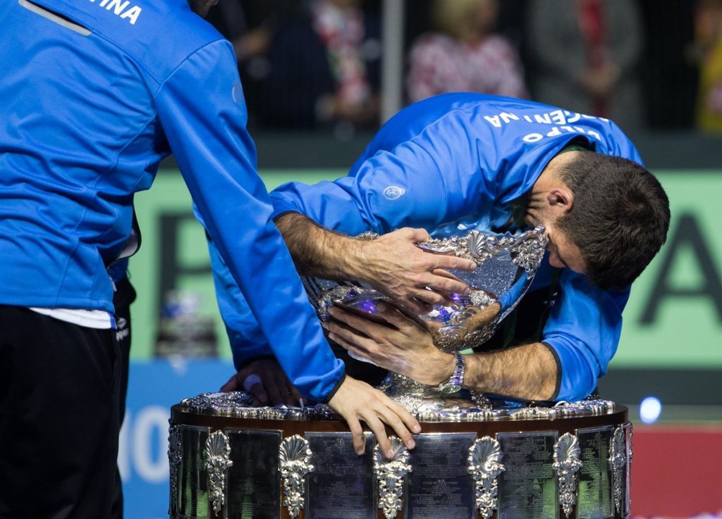 Del Potro abraza la Copa Davis conquistada en 2016