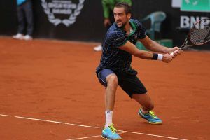 Cilic jugando un partido en tierra batida