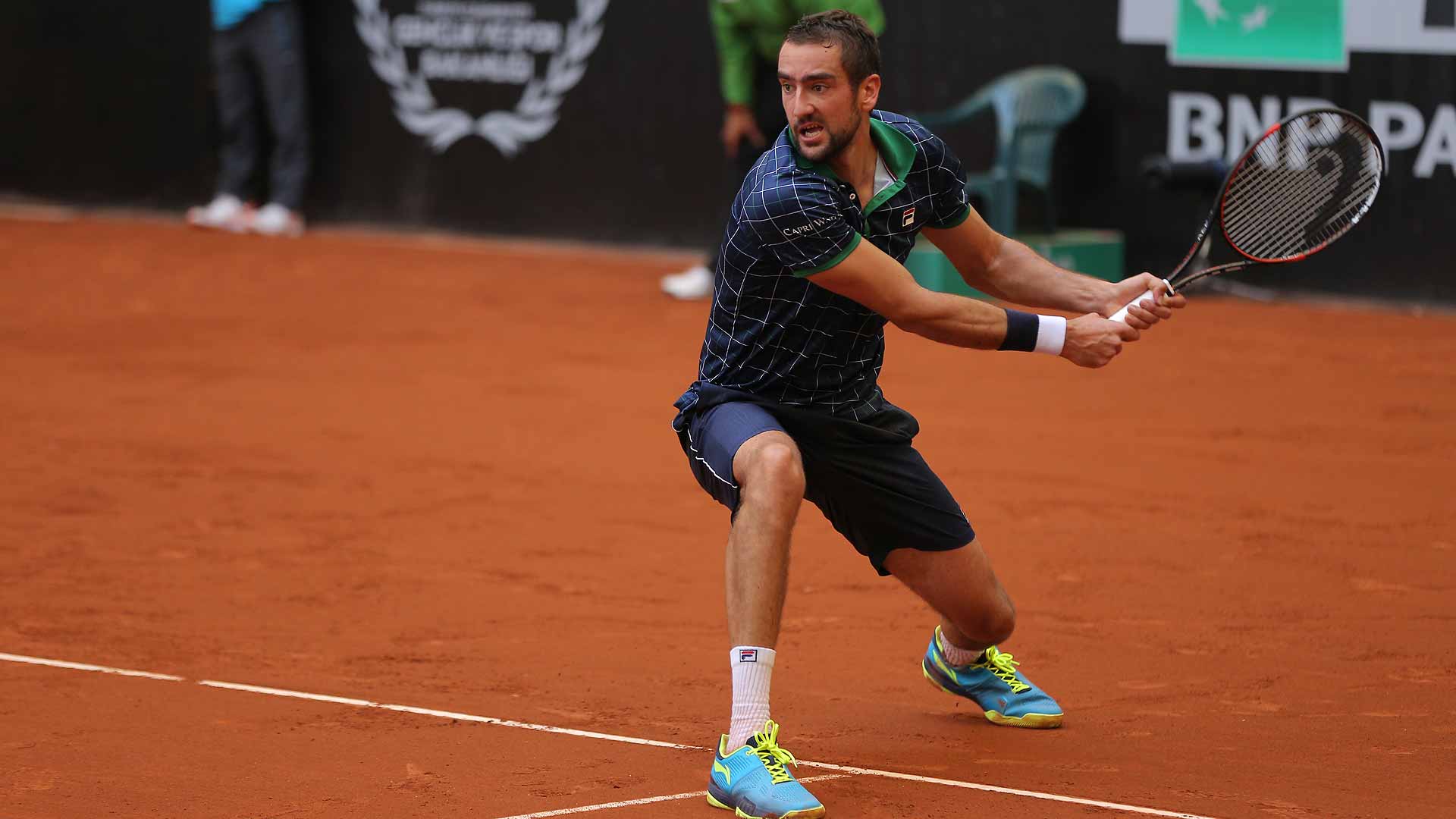 Cilic jugando un partido en tierra batida
