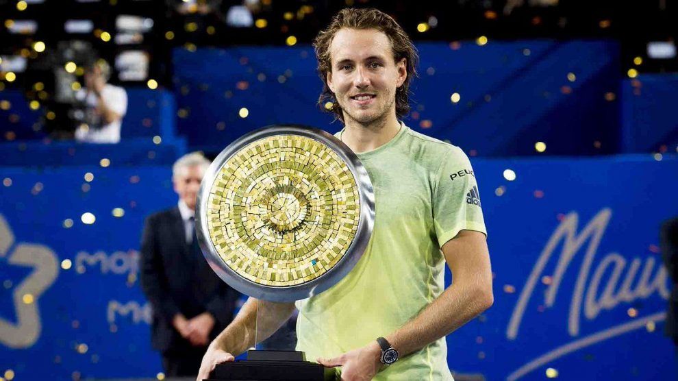 Lucas Pouille con el título del ATP de Montpellier
