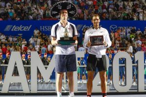 Querrey Nadal posan con los trofeos del ATP de Acapulco en 2017