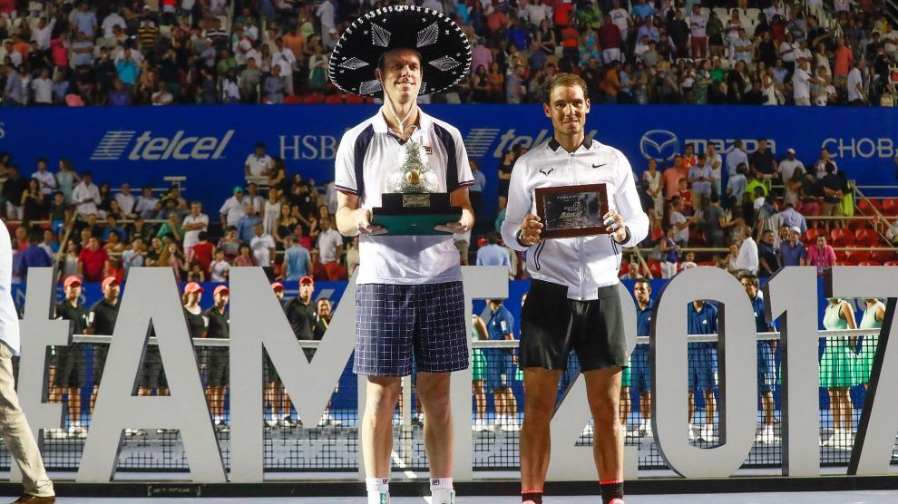 Querrey Nadal posan con los trofeos del ATP de Acapulco en 2017