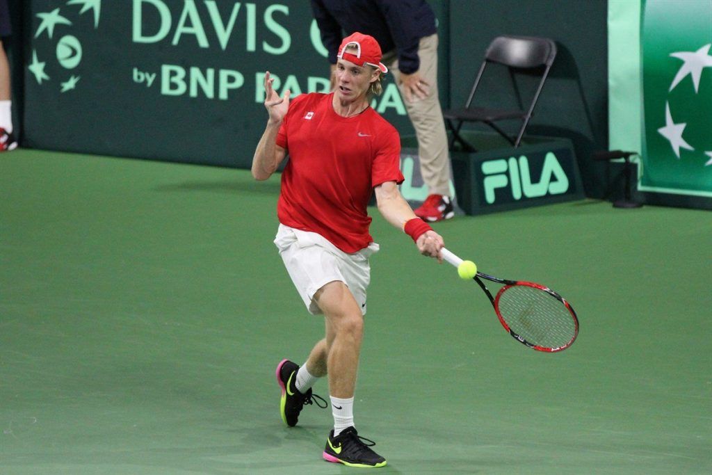 Shapovalov jugando un partido de Copa Davis con Canadá