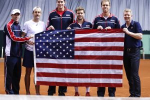 Estados Unidos posa tras ganar a Serbia en Copa Davis