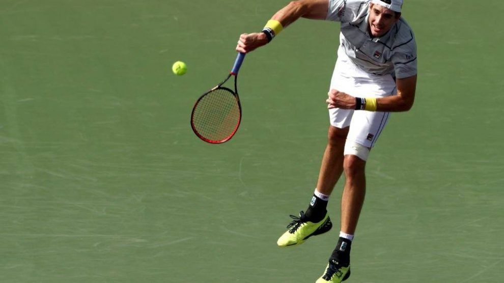 Isner sacando en el Miami Open