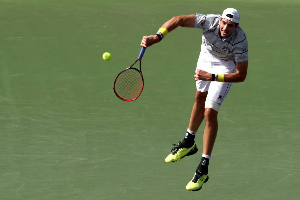 Isner sacando en el Miami Open