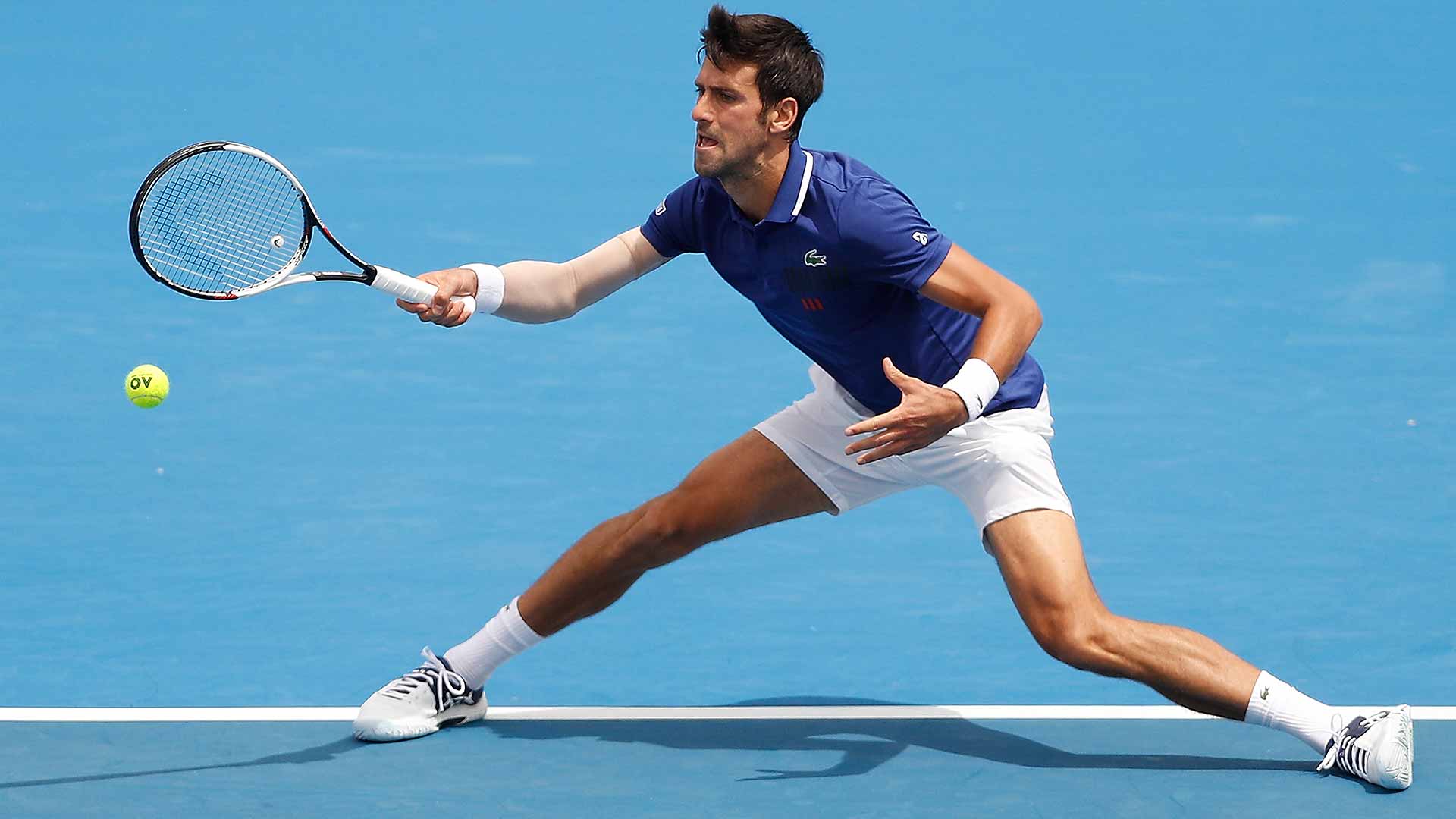Novak Djokovic devolviendo un golpe