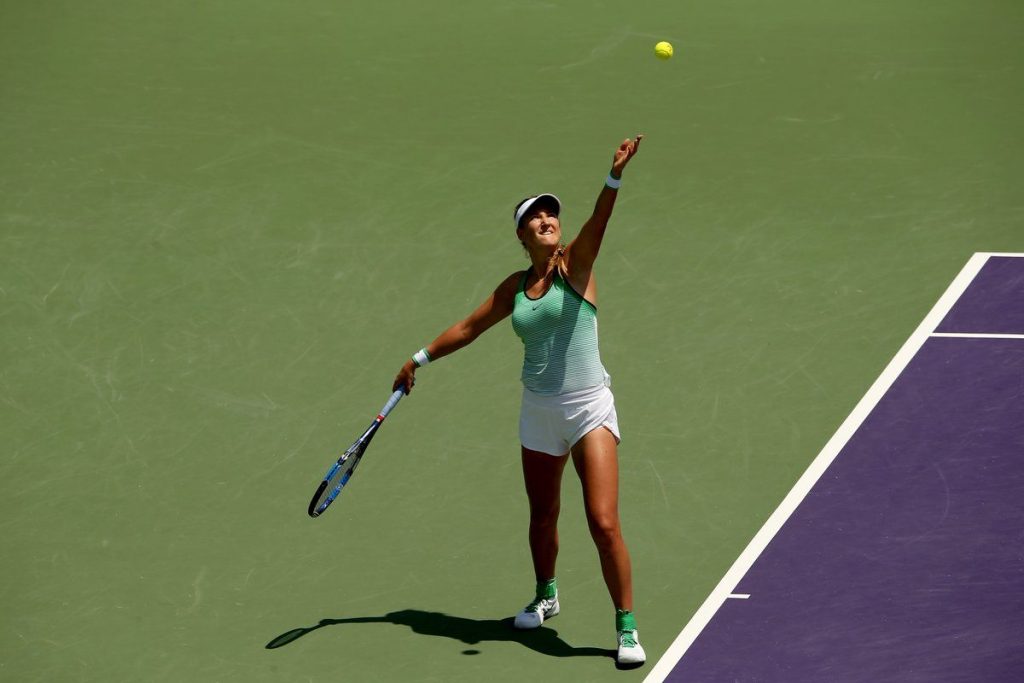 Azarenka sacando en el Miami Open