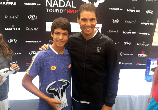 Carlos Alcaraz recibe un premio junto a Rafael Nadal