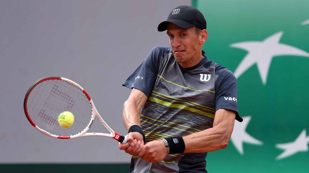 Jarko Nieminen golpea un revés