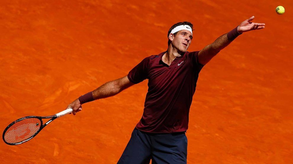 Del Potro sirviendo en el Mutua Madrid Open