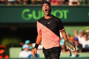 Kokkinakis celebra un punto en su partido contra Federer en el Miami Open