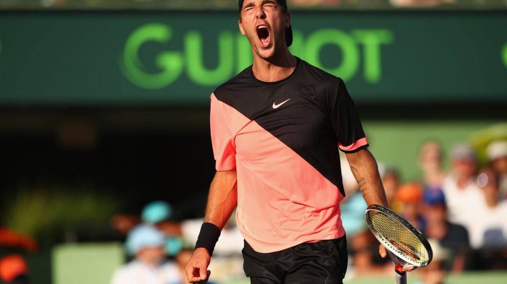 Kokkinakis celebra un punto en su partido contra Federer en el Miami Open