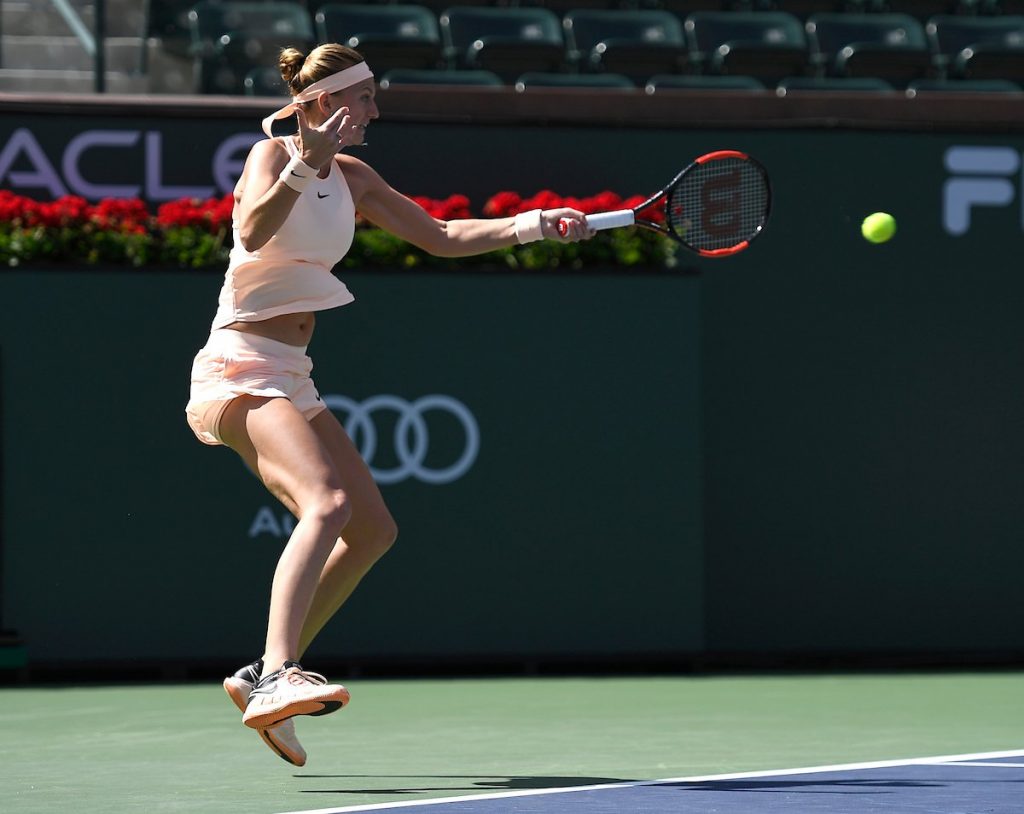 Kvitova golpea una derecha en Indian Wells