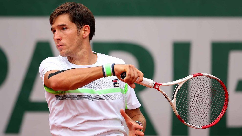 Lajovic golpea una derecha