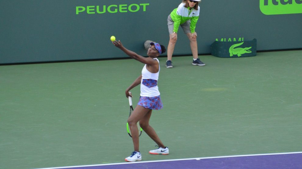 Venus Williams sacando en el Miami Open