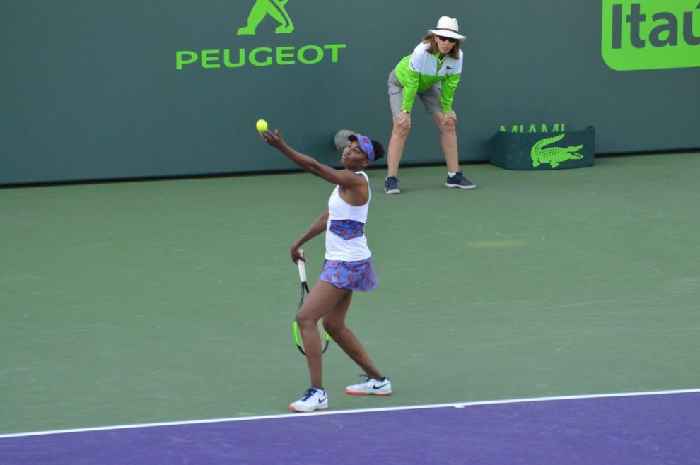 Venus Williams sacando en el Miami Open