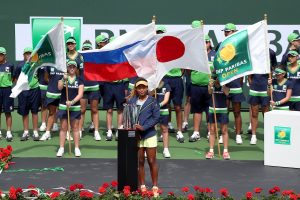 Naomi Osaka posa con el título de Indian Wells