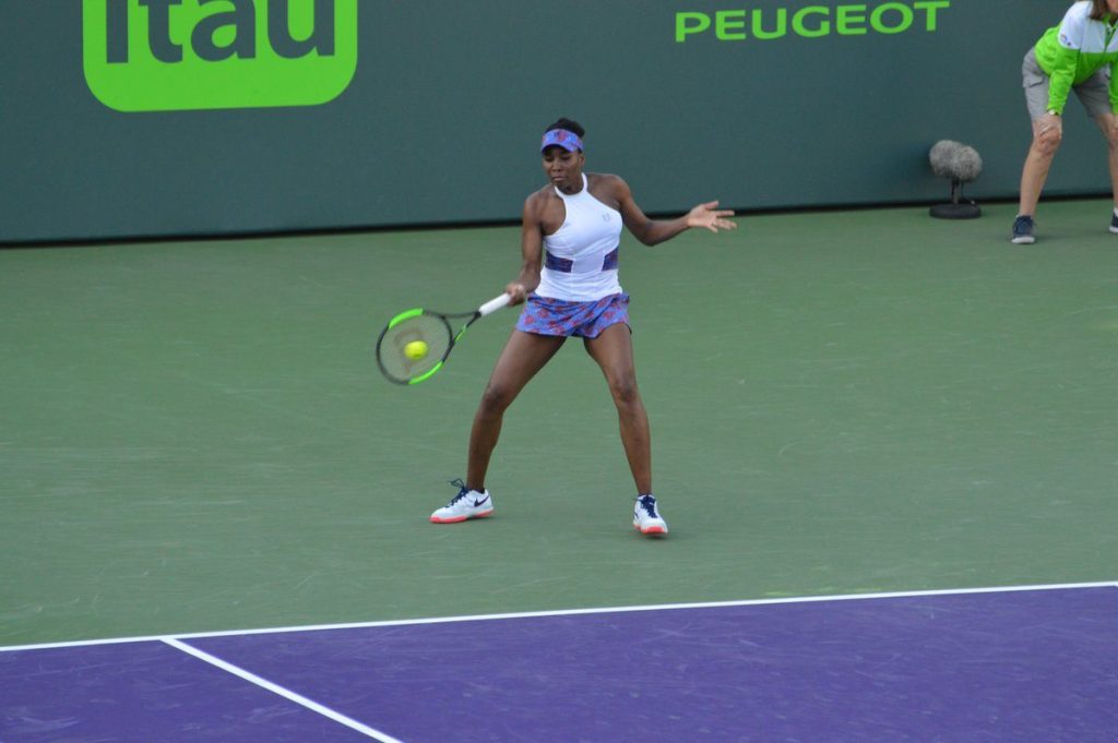 Venus Williams golpeando una derecha en el Miami Open