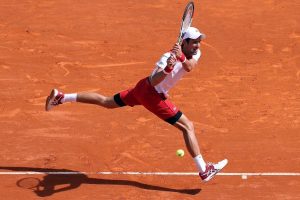 Djokovic golpea un revés en el Masters 1000 de Montecarlo