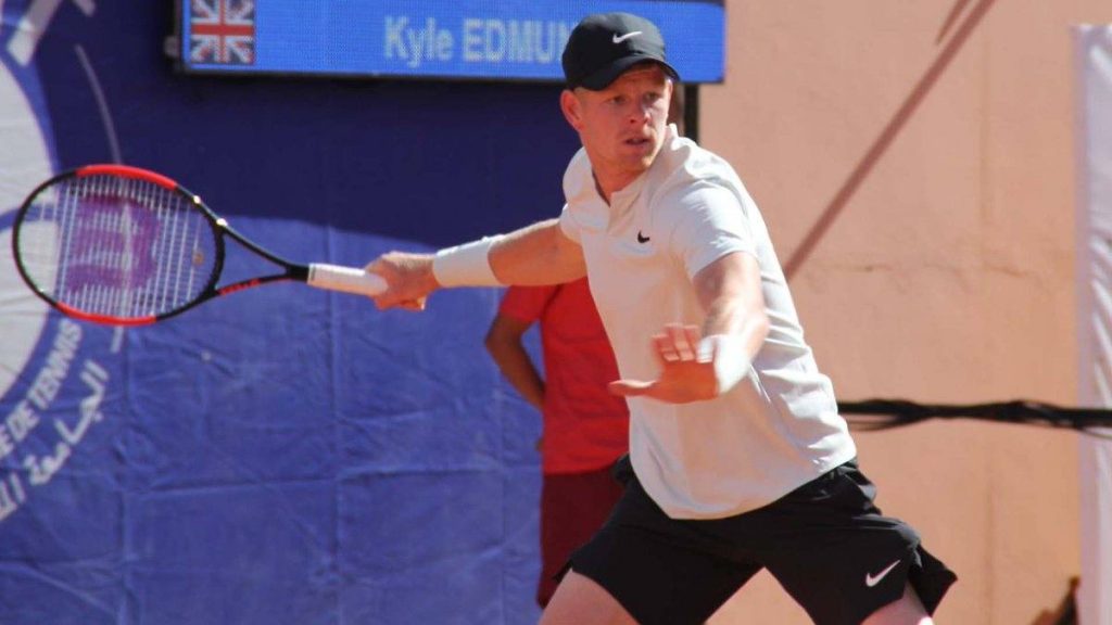 Kyle Edmund golpea una derecha en el ATP de Marrakech