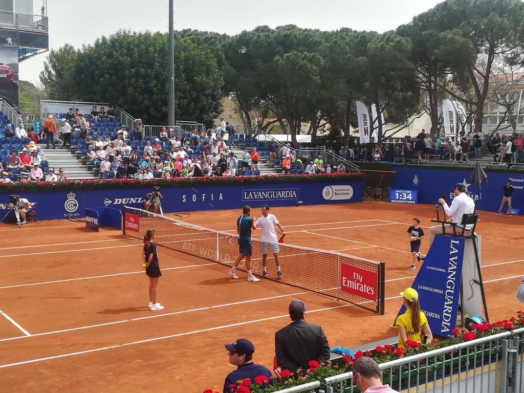 Sandgren y Jaziri se saludan tras el partido en el Barcelona Open Banc Sabadell