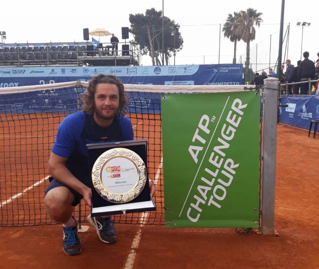 Trungelliti posa con el trofeo del Challenger de Barletta