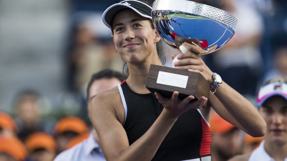 Garbiñe Muguruza posa con el trofeo de Monterrey
