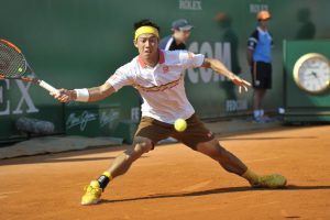 Nishikori llegando a una bola en el Masters 1000 de Montecarlo