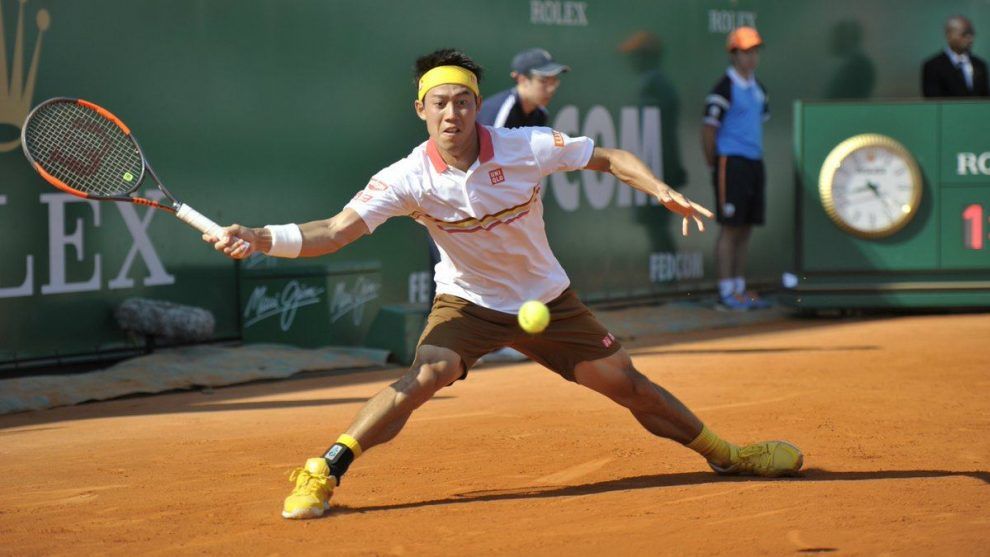 Nishikori llegando a una bola en el Masters 1000 de Montecarlo