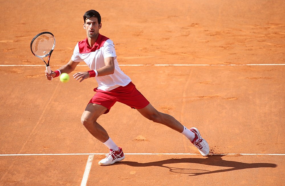 Djokovic voleando en el Masters 1000 de Roma