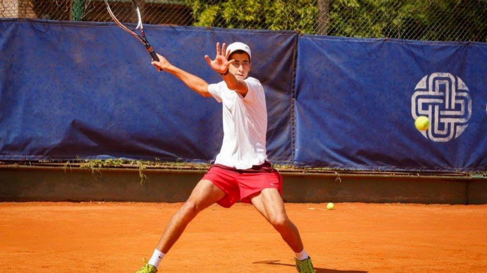 Tomás Farjat golpea una derecha durante un partido