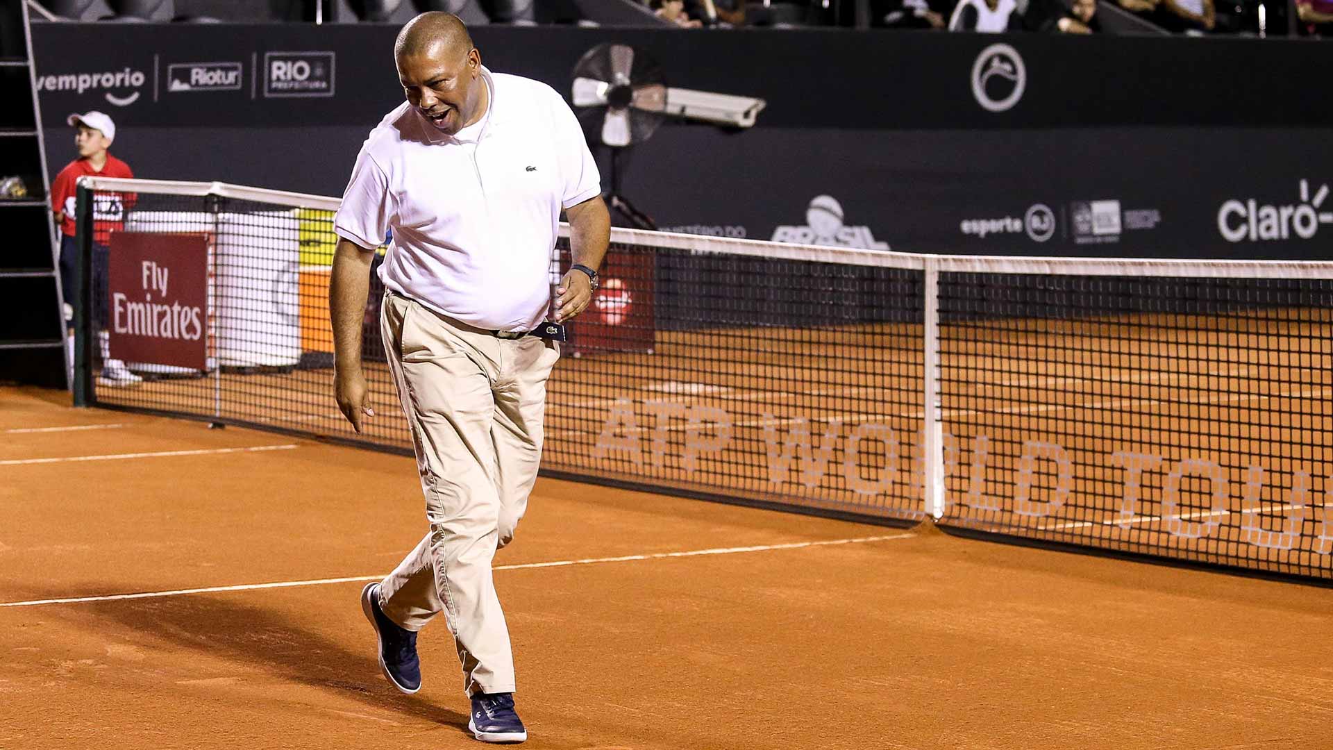 Bernardes mirando si una bola es buena en el ATP de Río de Janeiro