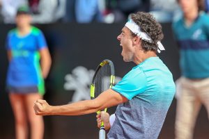 Cecchinato celebra la victoria ante Pablo Cuevas en el Masters 1000 de Roma