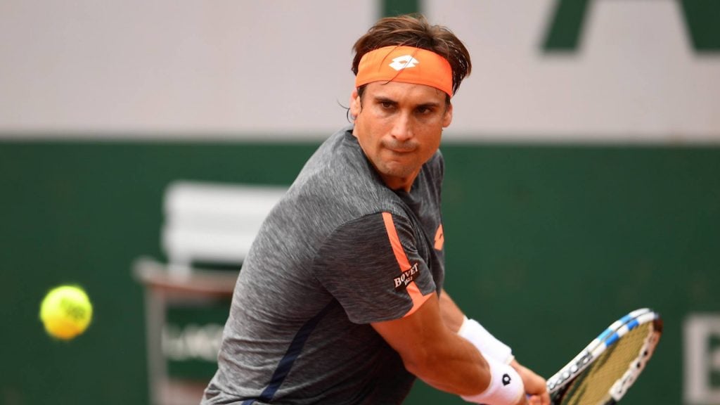 Ferrer golpea un revés en Roland Garros