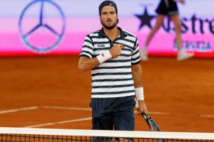 Feliciano López se toca el pecho en el Mutua Madrid Open