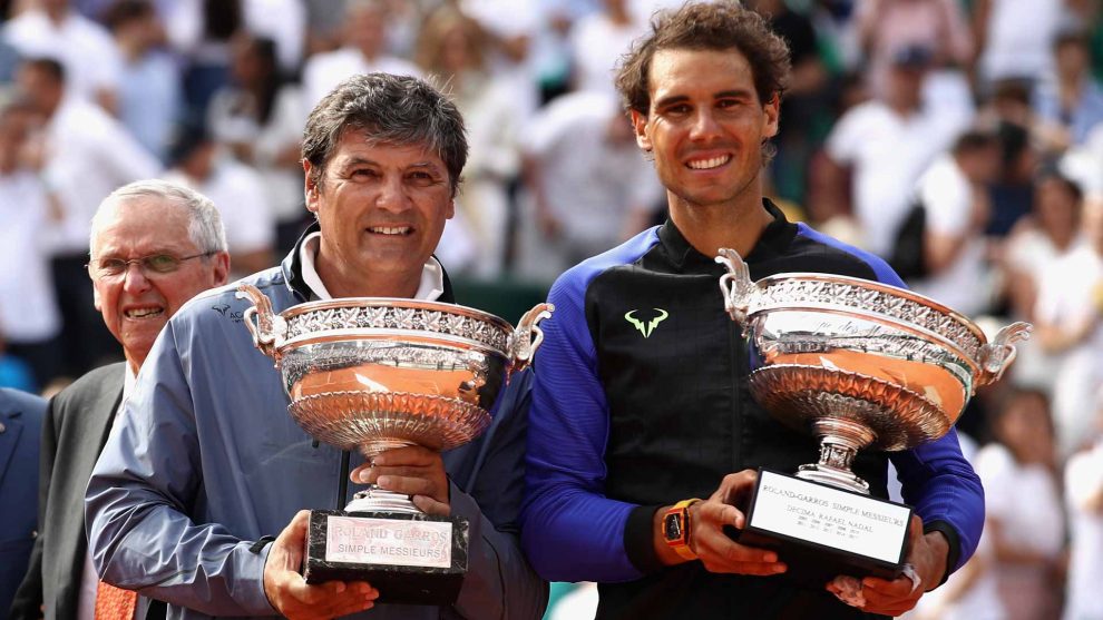 Nadal y su tio posan con el trofeo de Roland Garros en 2017