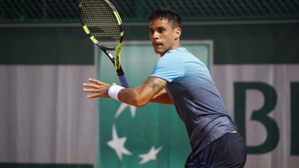 Rogerio Dutra Silva prepara una derecha en la previa de Roland Garros